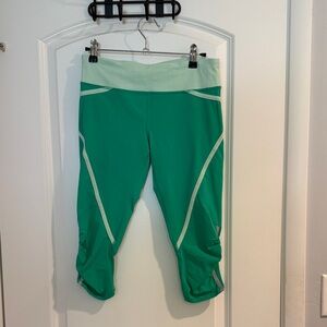Lululemon women’s size 6 Green cropped Leggings
